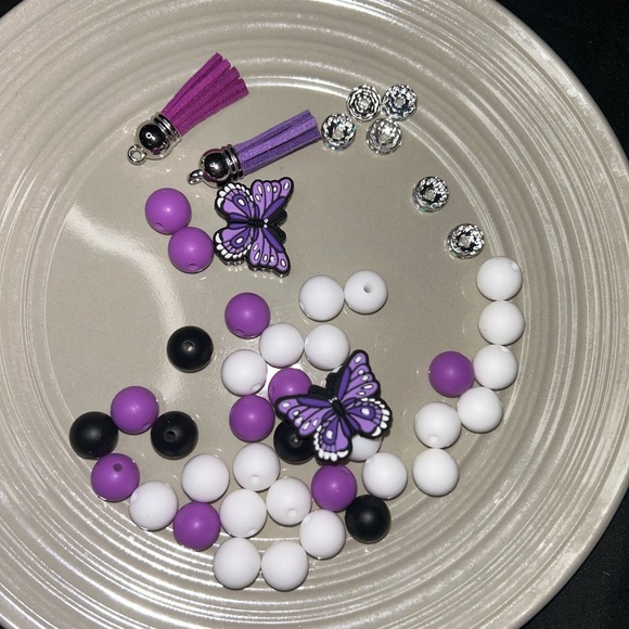 kkcollectionsss Other - 40 Purple and White Bead Craft Set